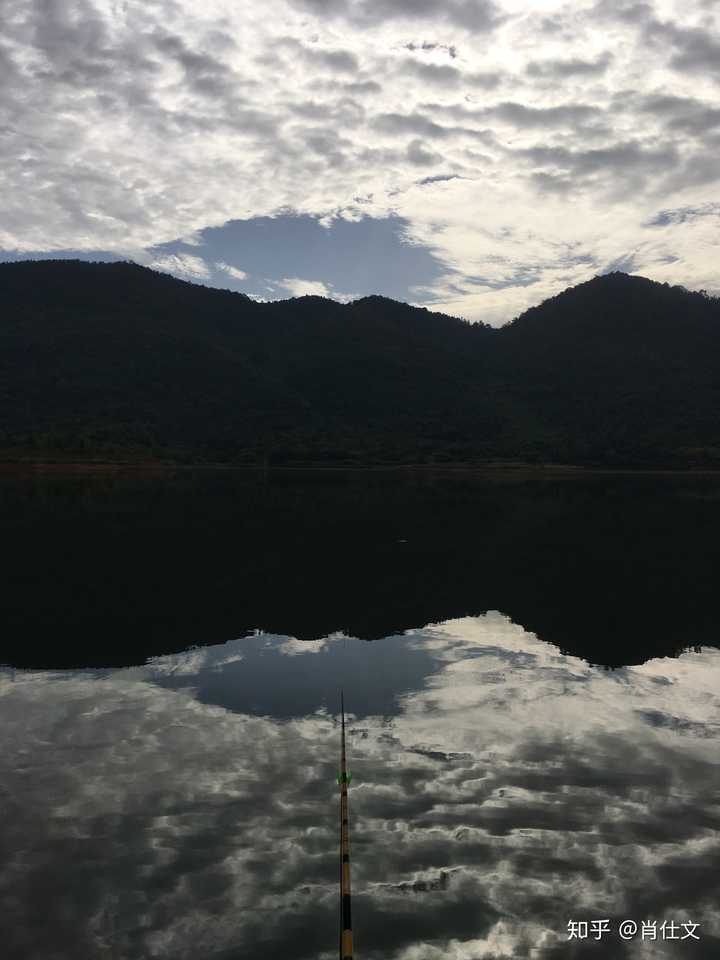 意境的一張,天空雲彩倒映在湖面上,下竿處剛好在雲口,彷彿雲裡鯤鵬