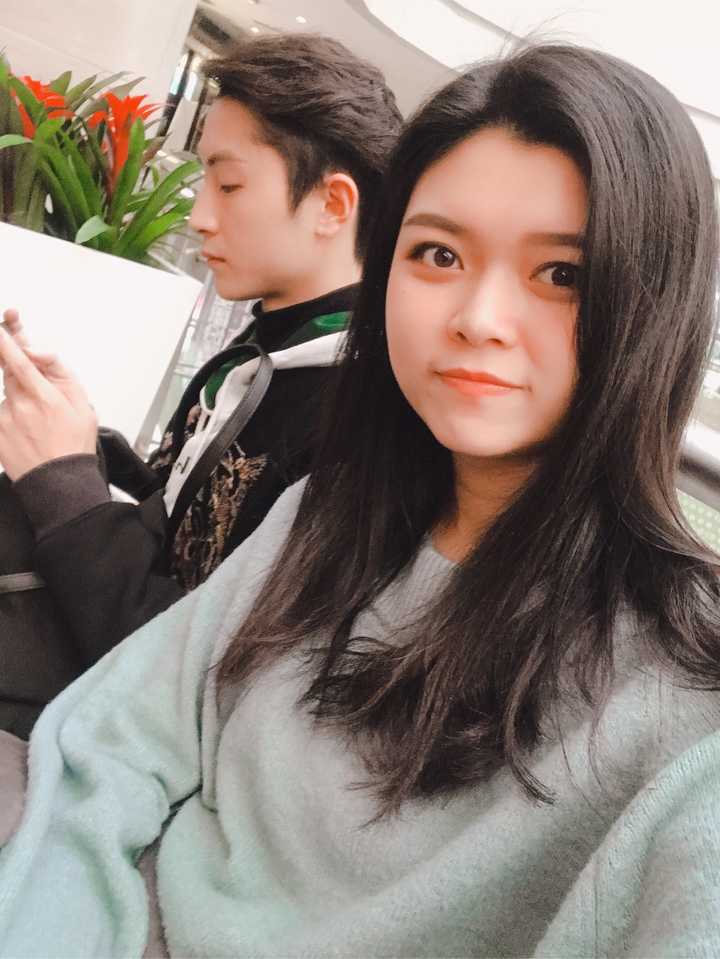 跟他在一起更胖了现在自拍索性就不让他露全脸了嘻嘻