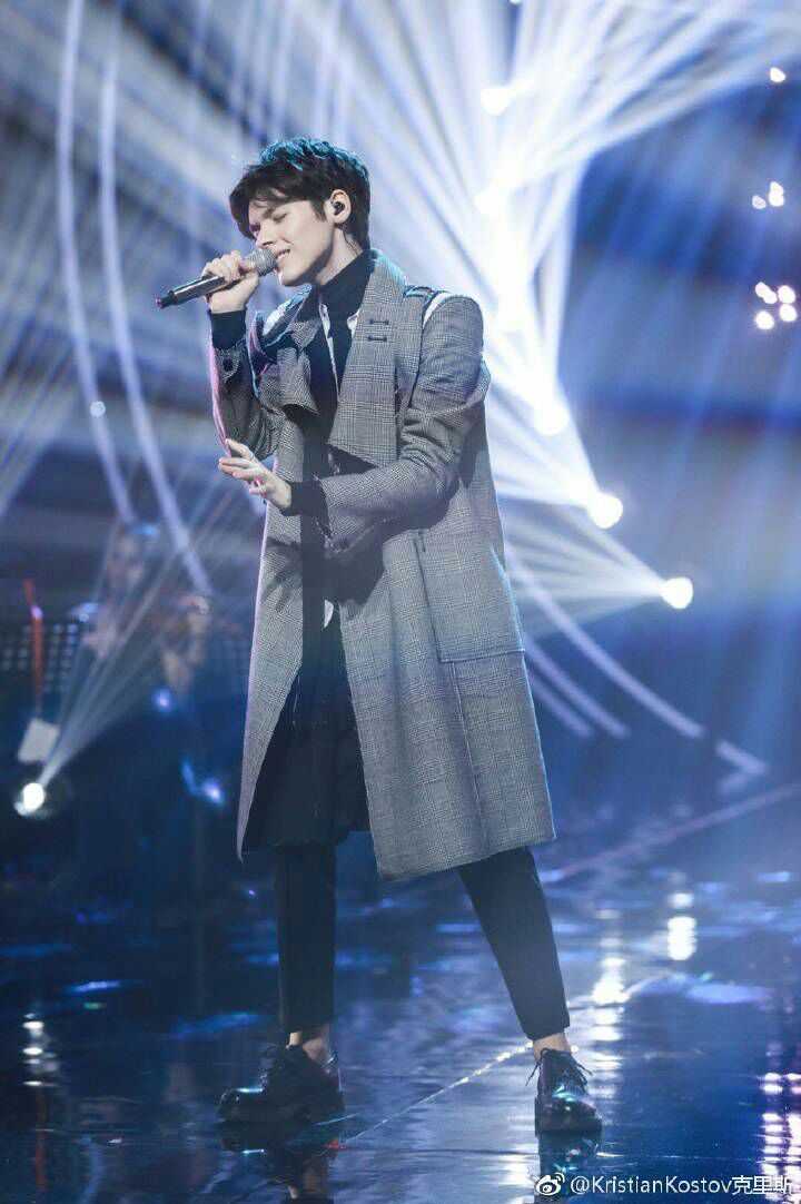 每次他出场的歌手我都在期待他穿的衣服   显示全部