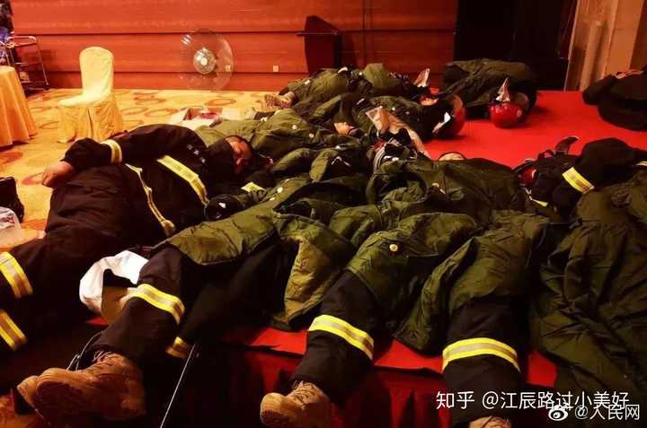 还有些90后小鲜肉,在死亡雷区,在毒枭贼窝,在无尽深海,在抗洪一线,在