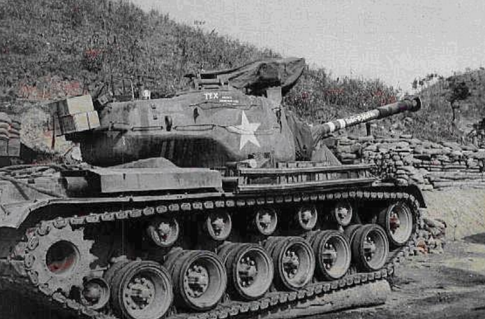 看炮塔和炮管应该是美国的过渡性坦克m46巴顿,m46是m26的魔改版坦克