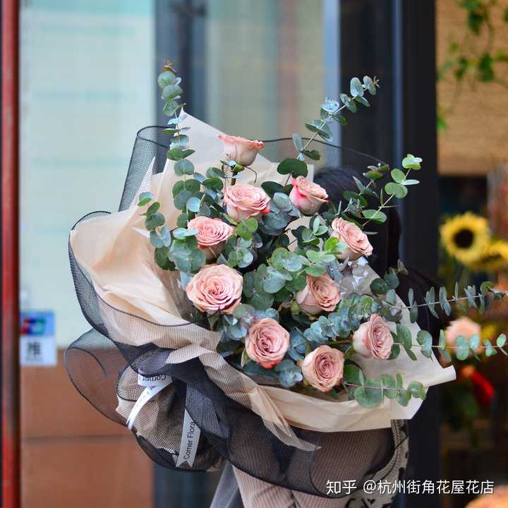 与女友拍拖一周年 异地 纪念日送什么礼物比较合适 送花的话应该送什么花 知乎