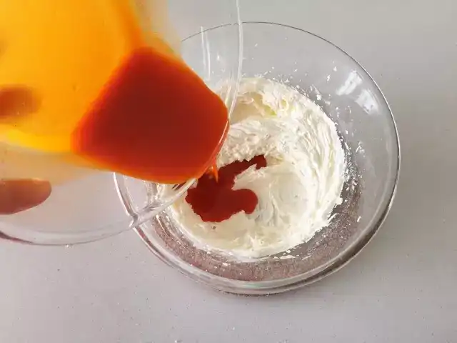 9,将油水乳化物分2-3次加入黄油中.