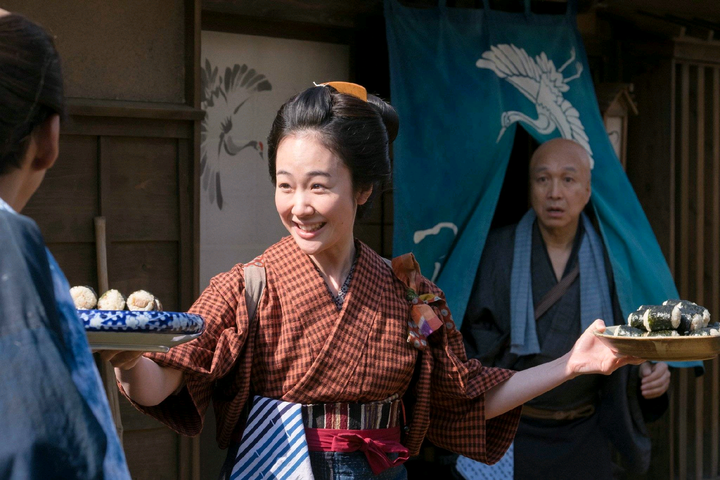 黑木华,黑木华不是漂亮型的,但古装时很合适,特别是演女厨师