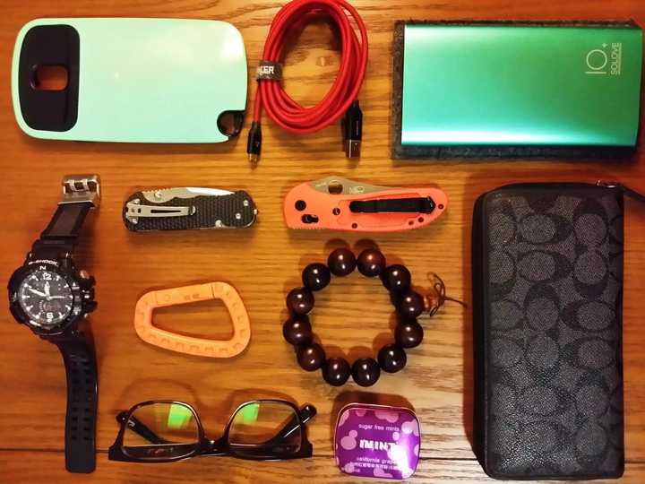 出门带手电筒,折刀,zippo等一堆东西的男人是怎样一种心态?