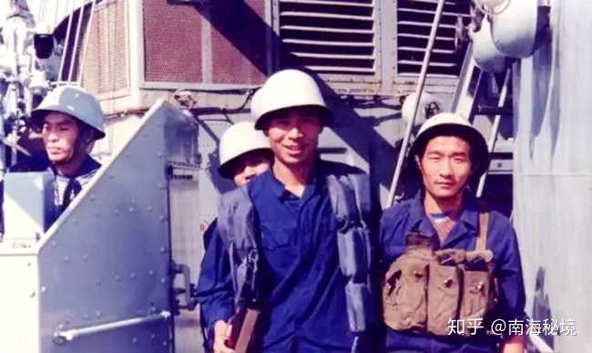 战斗英雄杜祥厚(左,他身高187cm,正是他最先冲上去拔掉越南旗帜,然后