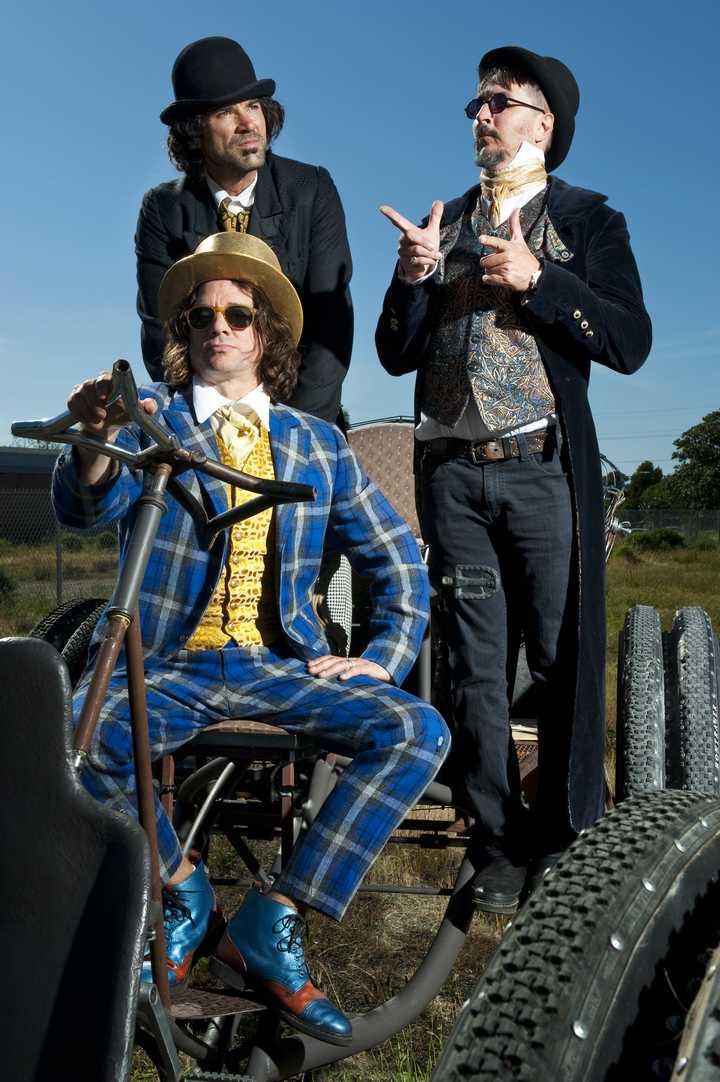 有哪些乐队由三个人组成?