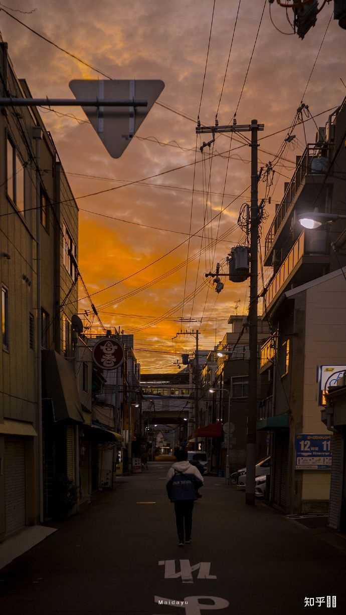 求壁纸 女孩喝啤酒 飘窗 城市夜景 雨天 猫？ 知乎