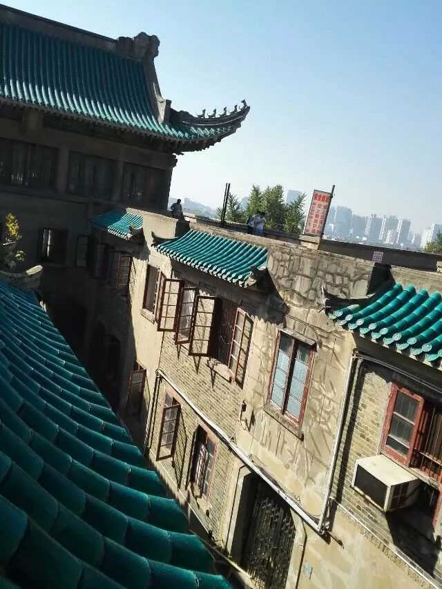 如何看待武汉大学樱花节西门被4个中老年旅游团强行攻破的事件?