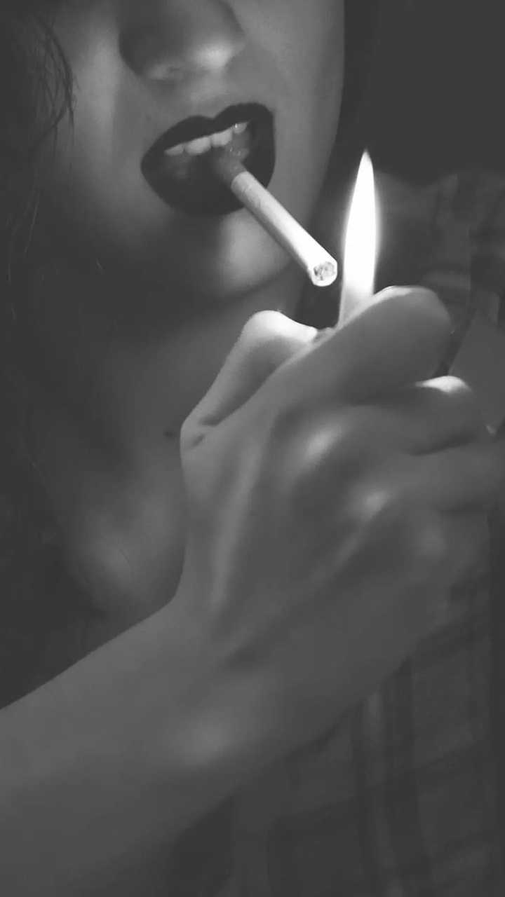 女生抽烟壁纸高冷图片