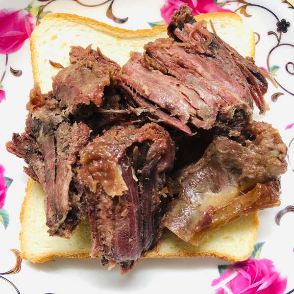 晚饭做个donkey burger,剁肉烤饼,真材实料.