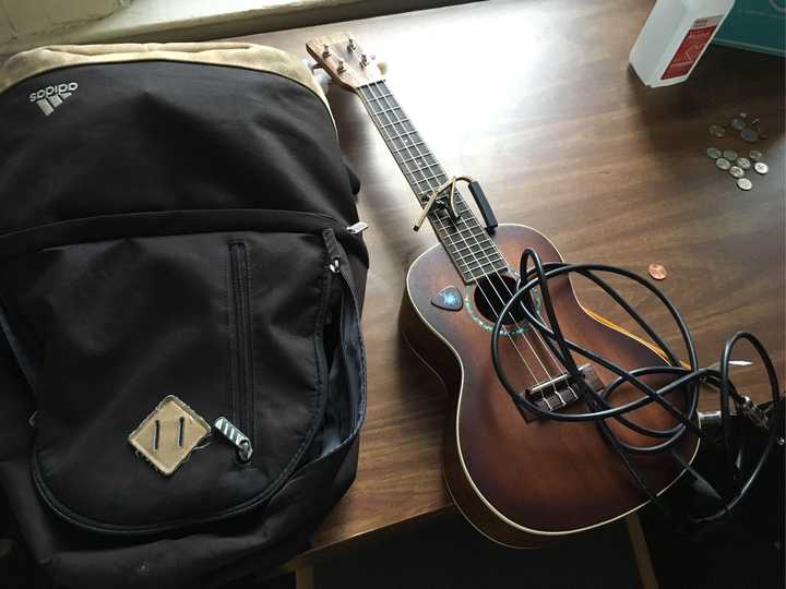 然后逛了逛还可以捡到吉他?