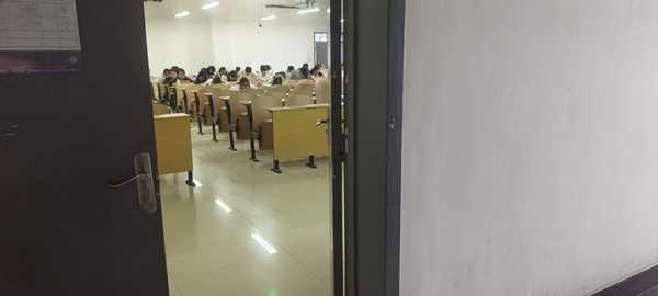 为什么有的大学老师能够容忍课上大部分学生低头玩手机而不听他（她）讲课?