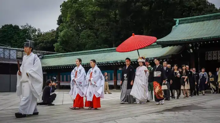 是为祭奉明治天皇和昭宪皇后而修建的神社,也是日本神道教最重要的