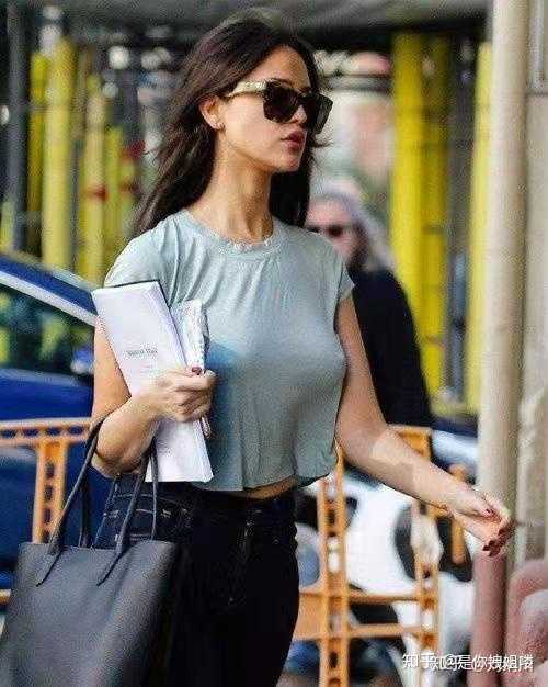 你会介意女朋友在家穿件长体恤不穿内衣和内裤吗?