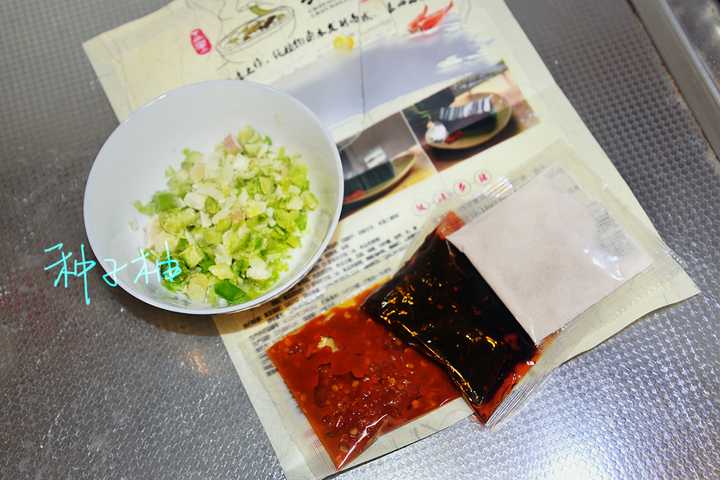 成本方面,上圖三小袋調料包的量,搭配吃完20片臭豆腐還剩超多,起碼能