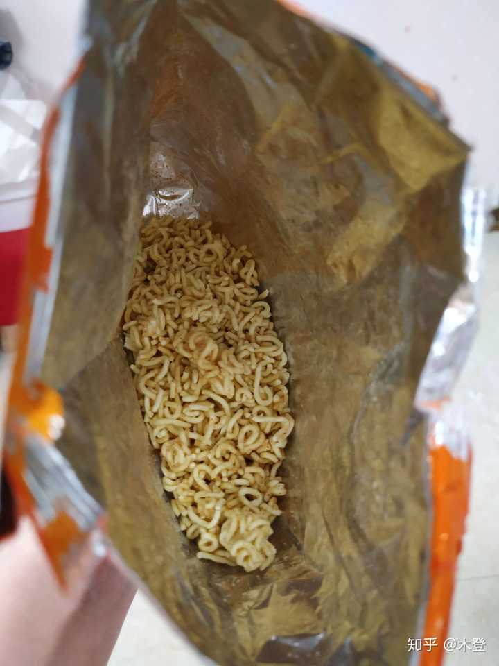 干吃方便面 (问了我好几个姐妹,都说小时候这样干过哈哈哈哈哈哈哈)