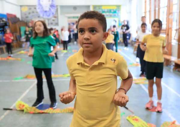 英国通过法案，2008 年后出生者终身不得购烟，旨在打造无烟一代，如何看待此举？能真正落地吗？