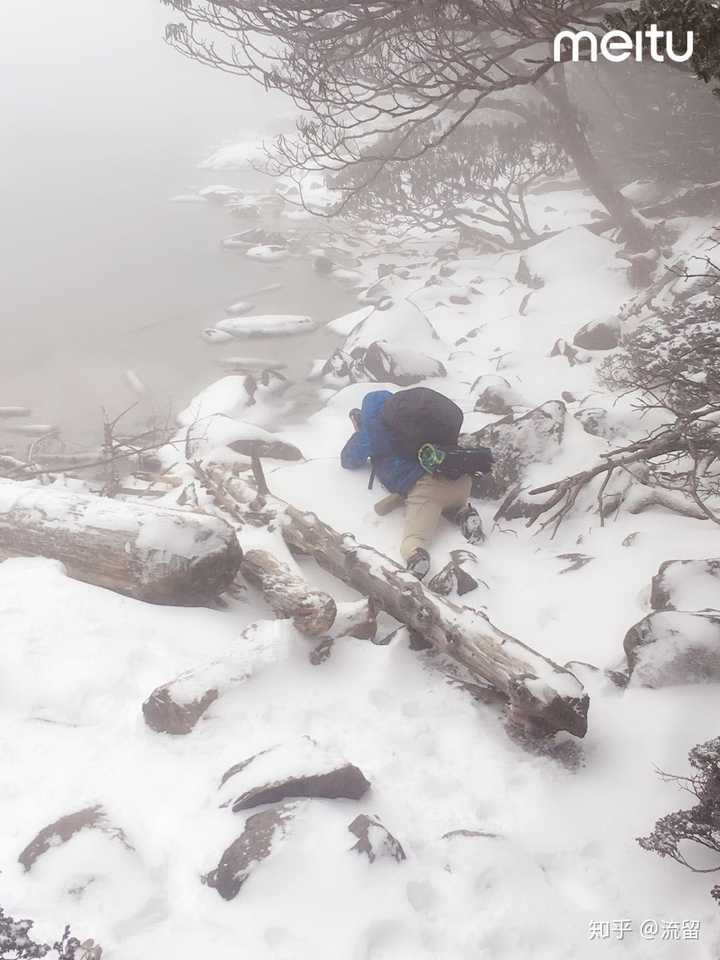 2019年2月17日四川螺髻山景区水草湖,在雪地里有一个人,趴在雪里拍