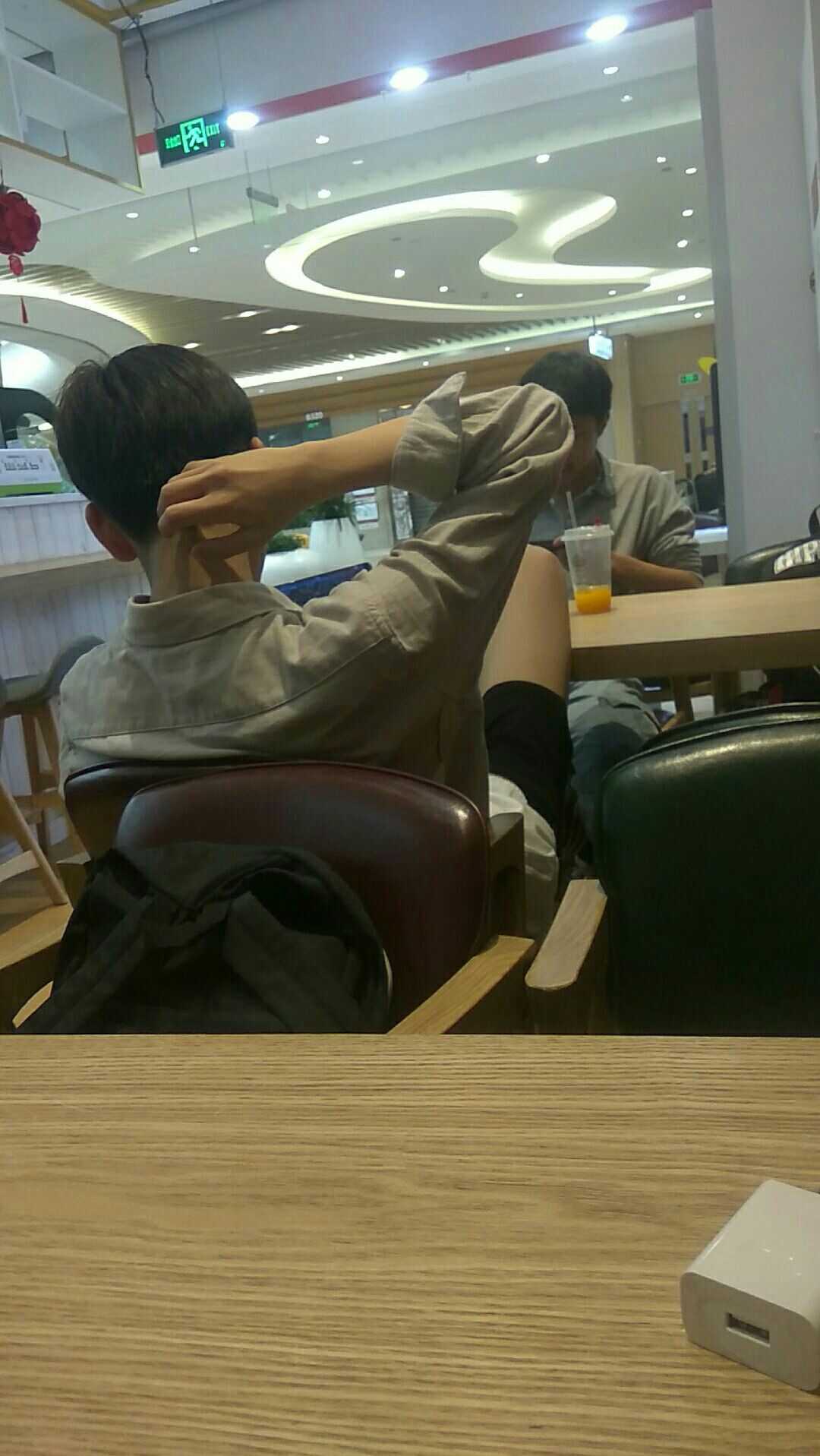 发型好衣品好手好看大白腿.因为位置关系,最开始拍的是背面.