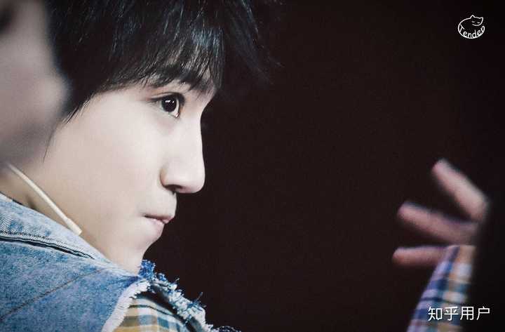 我喜欢大眼睛双眼皮长睫毛,个子又高的男生,李天泽完全符合,哈哈,说的