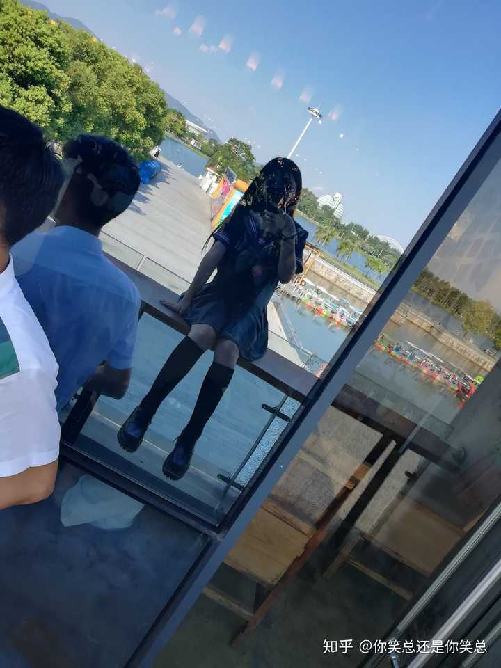 请问jk制服黑皮小短腿适合穿什么样的袜子呢?