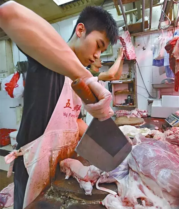 源记肉店"猪肉荣",卖猪肉的速度最快.