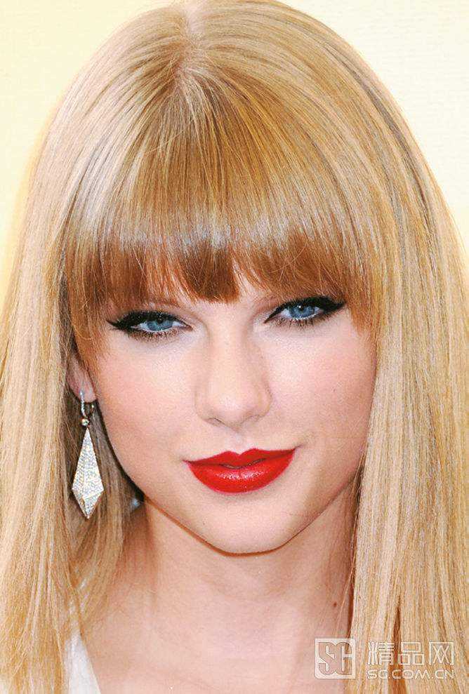 如何客观评价taylor swift的素颜/五官?