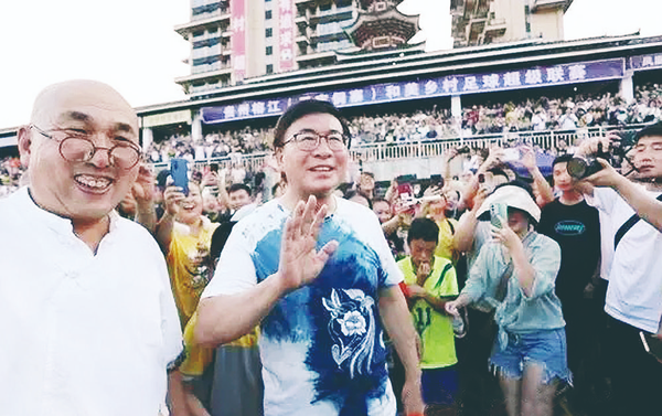 贵州「村超」氛围火爆，现场近 5 万人观赛，韩乔生坐梯子上解说，如何看待这样的民间足球赛事？
