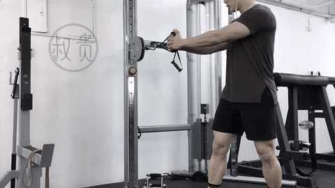 用之前的呼吸技术固定骨盆,通过龙门架带来的侧面阻力影响身体的稳定