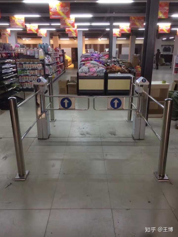 超市入口处的单向门是什么原理？ - 知乎