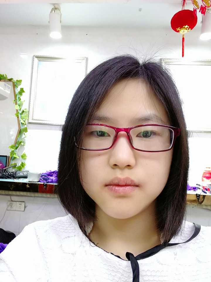 单眼皮小眼睛戴眼镜的女生剪短发是种什么体验?