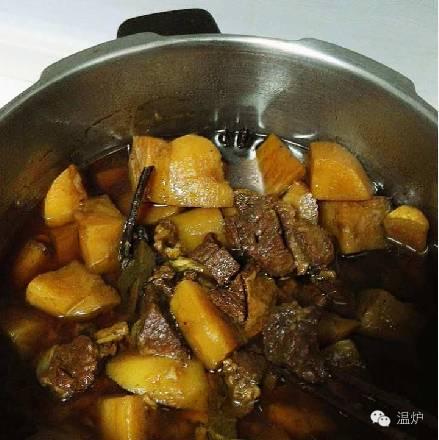 炒制过的牛肉,连汤带汁,与生土豆一起放入高压锅,再加2
