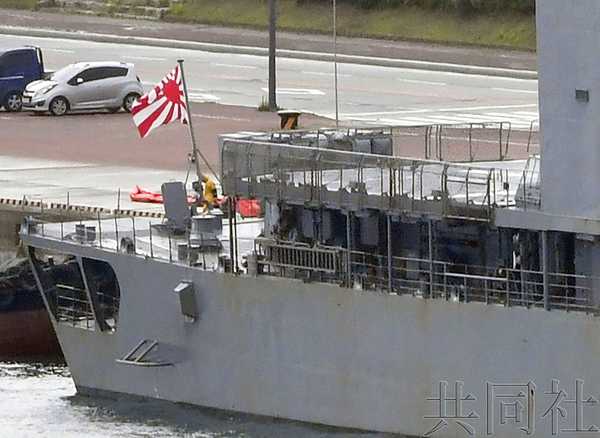 日本护卫舰挂「旭日旗」驶入韩国釜山港，该旗帜代表什么？如何评价韩现***和上届***在此事截然不同的态度？