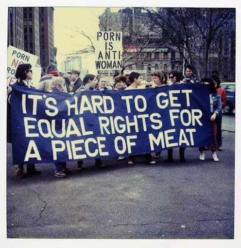 80年代的女权游行,主题是抗议色情黄片对女性形象和尊严的伤害.
