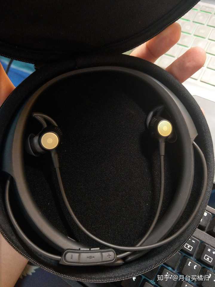 巧了,bose hearphones出门地铁通勤好用,续航一天没什么问题,充电也快