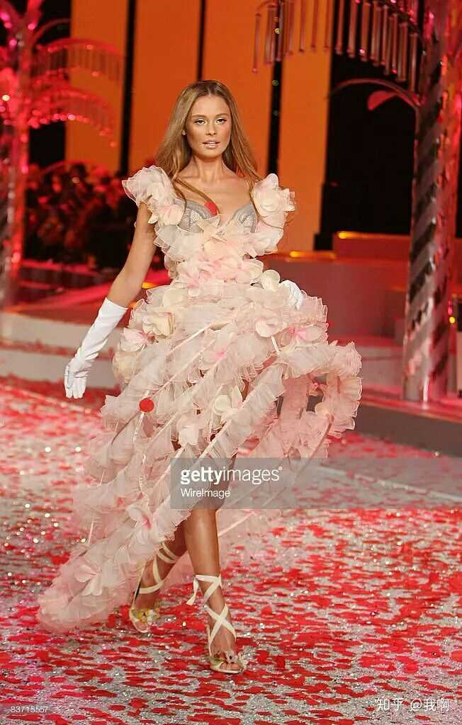 你认为历年来维多利亚的秘密内衣秀中最好看的秀服有哪些?