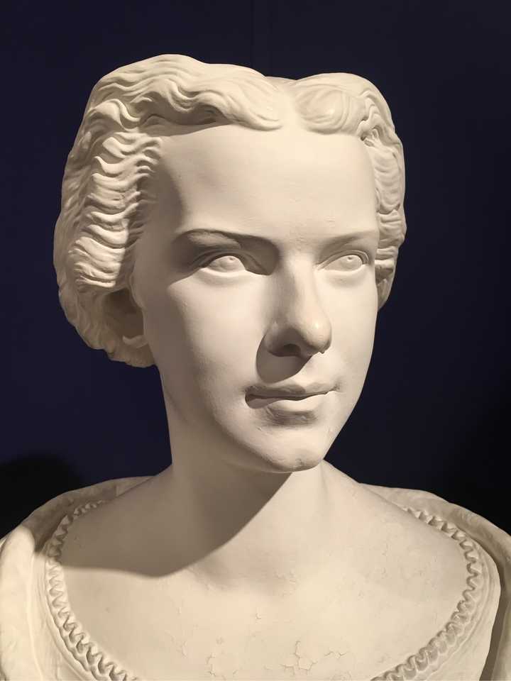 有一个茜茜公主等身雕像,网上没有找到图,现场看非常肃静,非常美.