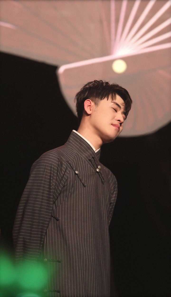 谁有张云雷条纹大褂的图片?