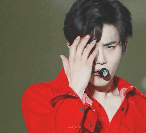 有一天你遇见了特别喜欢的爱豆,当时的你会有怎样的想法或者举动?