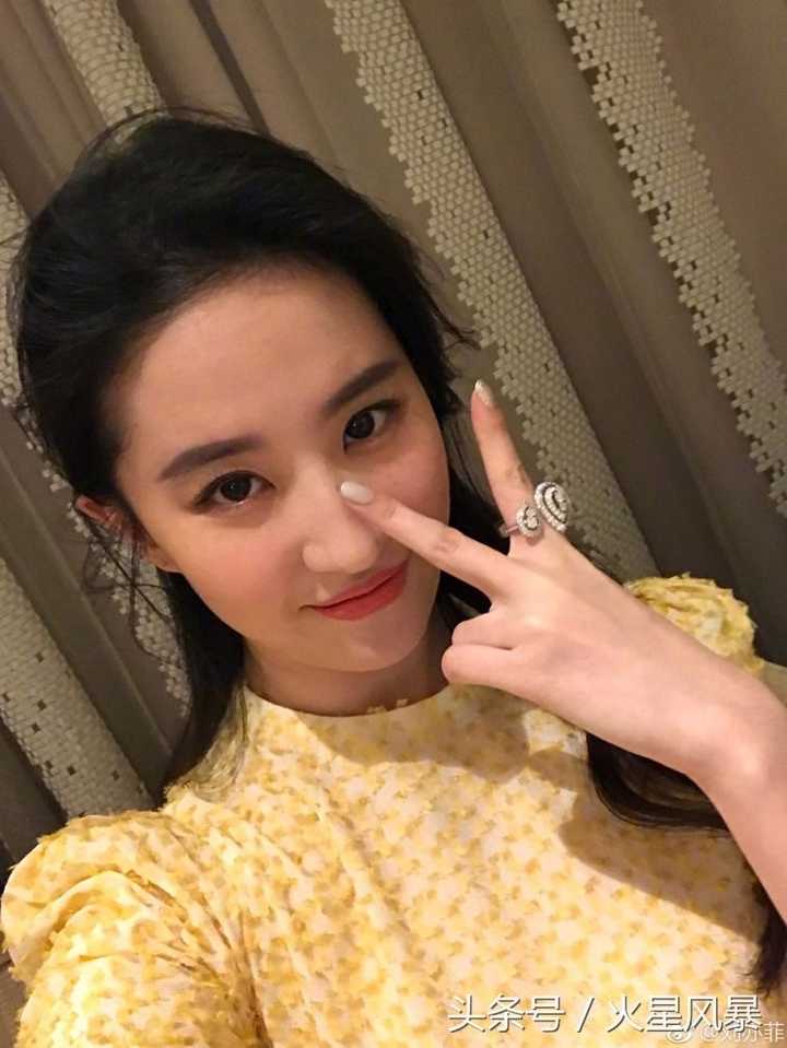 刘亦菲的自拍为什么那么一言难尽?