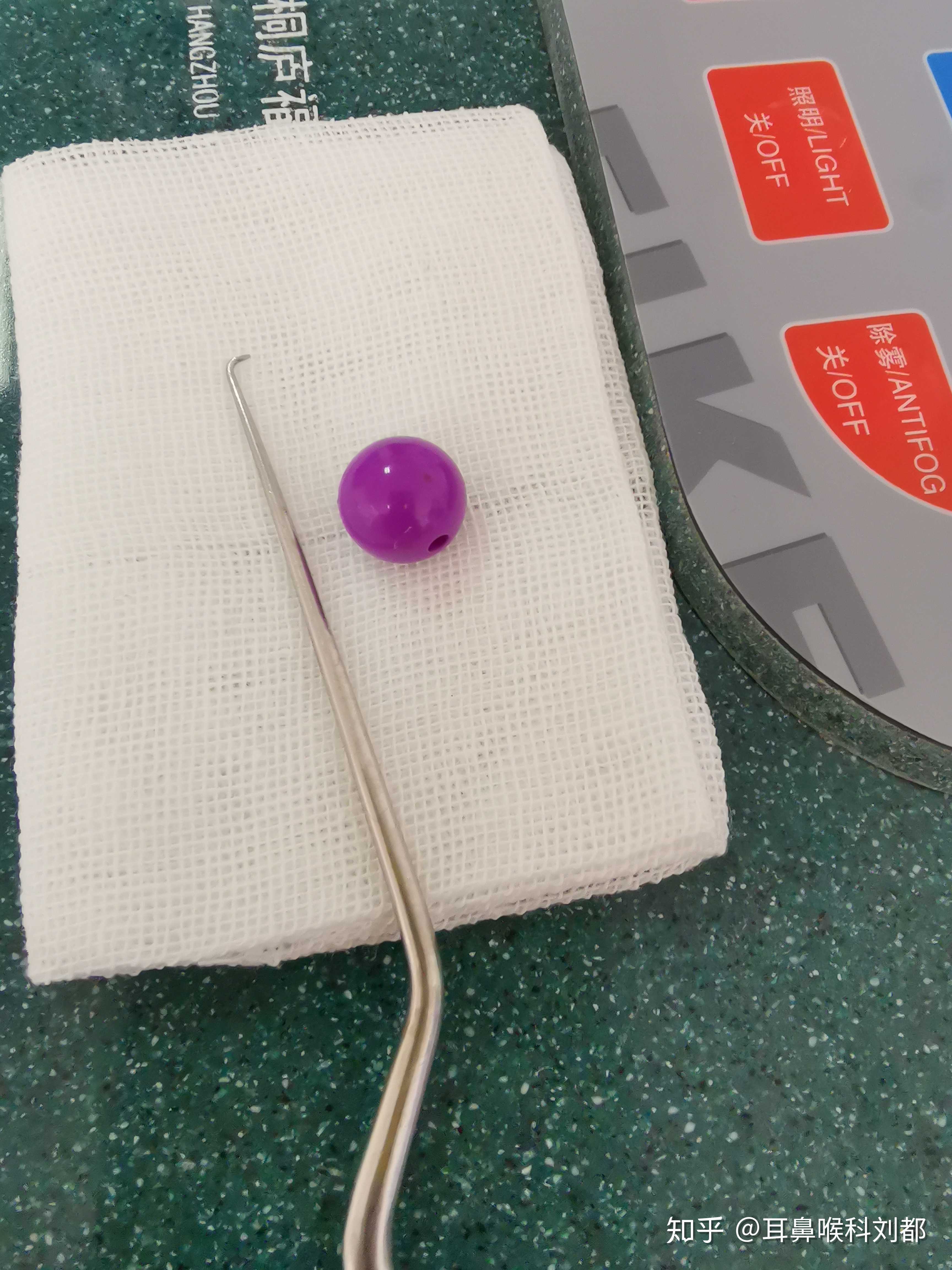 一位小朋友,今年上小学了,跟几个小伙伴讨论鼻腔塞珠子后能不能取出来