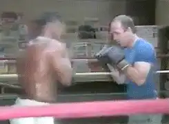 我练拳击，痴迷于迈克泰森的技术，我身高192，学他躲猫猫式可行吗？还是学标准式好？