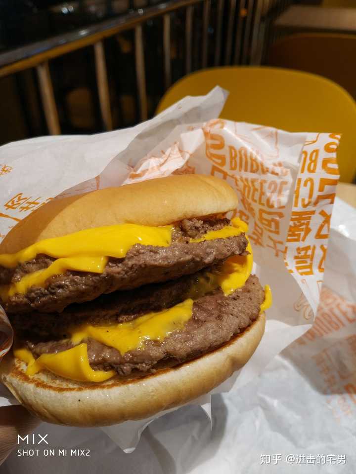 我会点两个双吉,做成四层吉士汉堡.