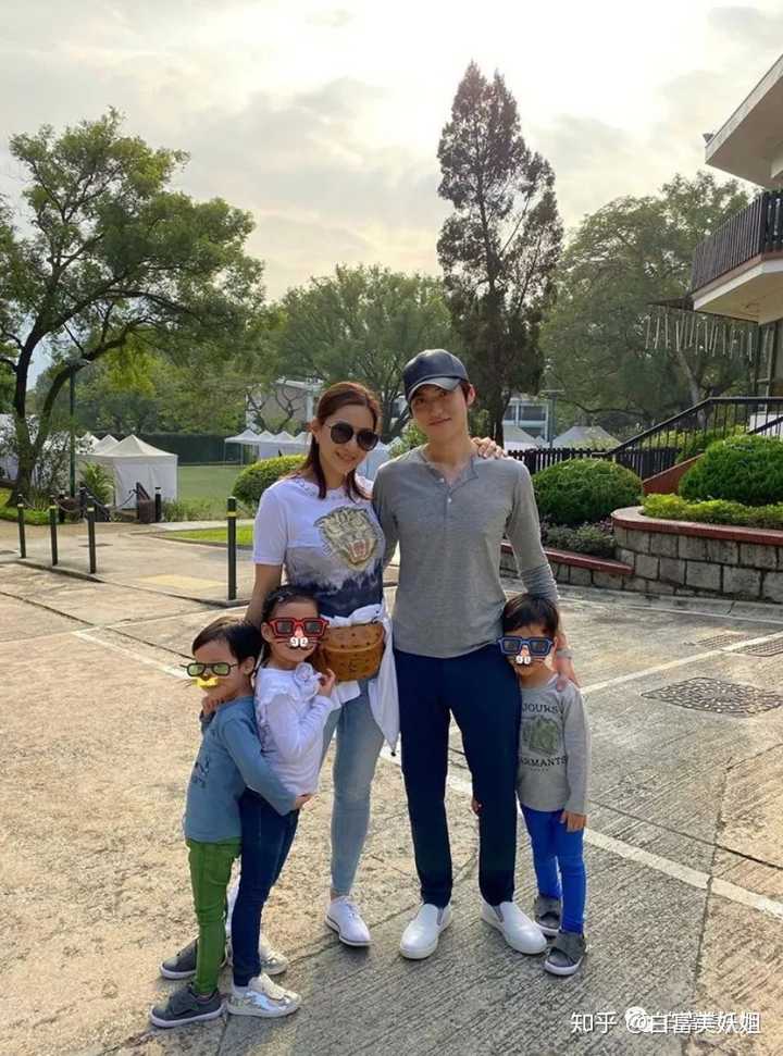 结婚7年来,即便已经有了三个孩子,汪圆圆和蔡加赞的感情,看上去似乎