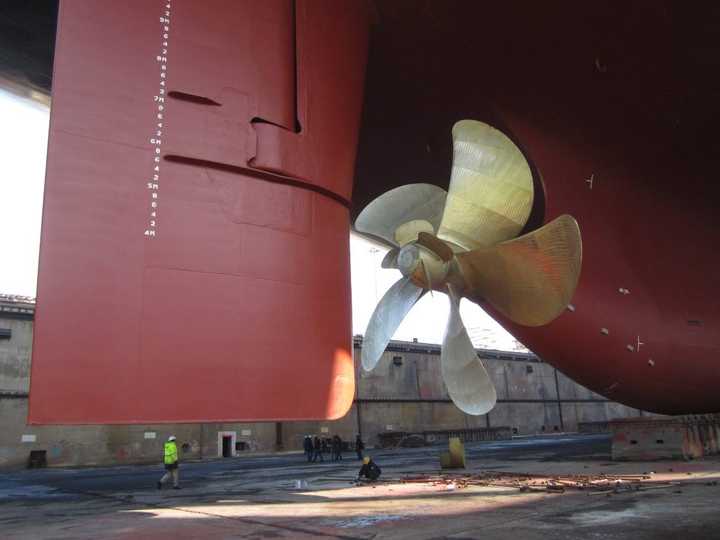 万吨巨轮螺旋桨不大为什么要用那么大的发动机