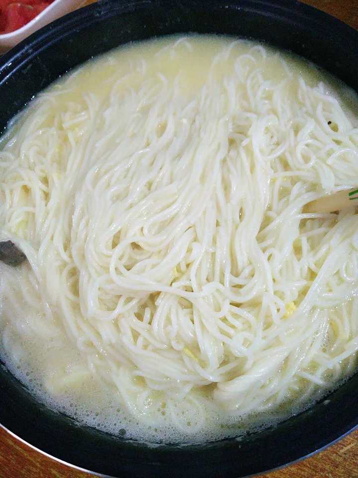 面条带汤盛入小碗内,面上撒上少许拌饭酱(我选用的四川特产吉香居青椒