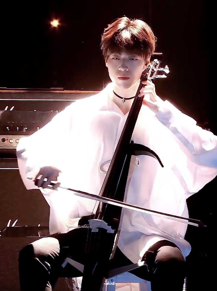 再放几张,蓬蓬的主业,拉大提琴的图片吧!