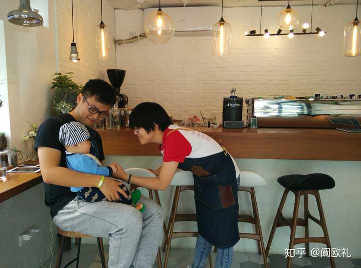 然后儿子在2岁完成以下成就,比如去到云南产区,在他小权叔叔的处理厂