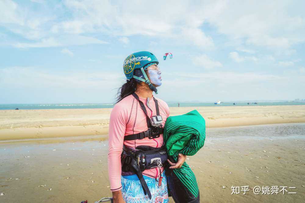 其实可以第一天就下水的, 然而我戴隐形眼镜的时候, 被大风吹沙地上